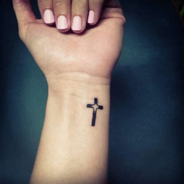 Unique Ideas Of Cross Tattoo Designs For Women With Meaning