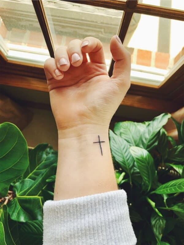 Unique Ideas Of Cross Tattoo Designs For Women With Meaning 5